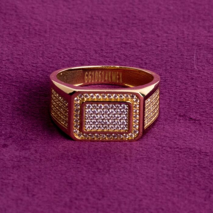 Anillo-oro-amarilo-MENS-fondo-morado