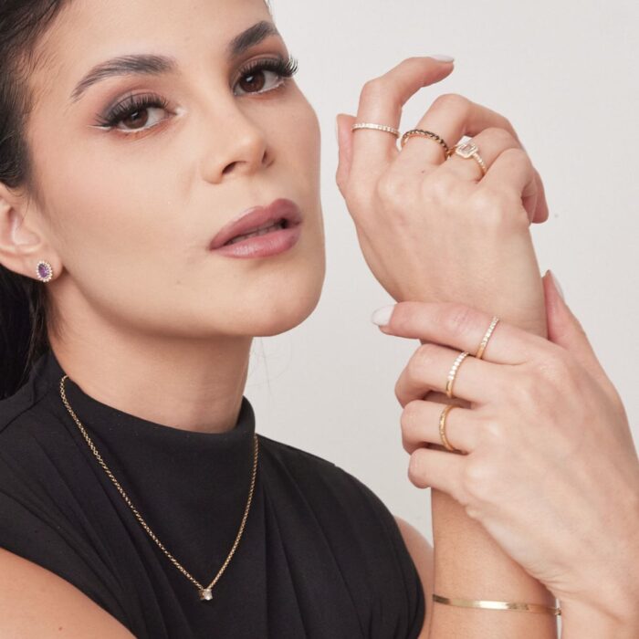 Gargantilla-de-oro-18-kilates-con-un-diamante-natural-3