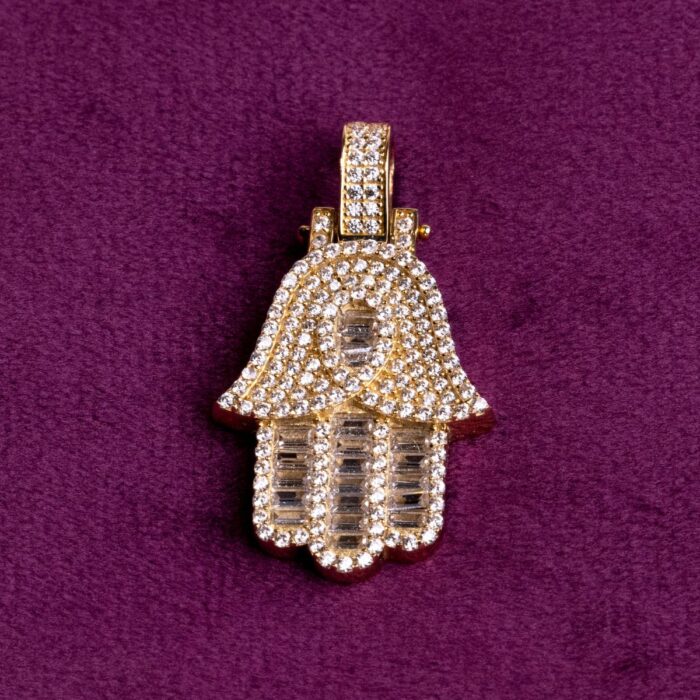 Hamsa-pequena-oro-amarillo-UNISEX - fondo morado