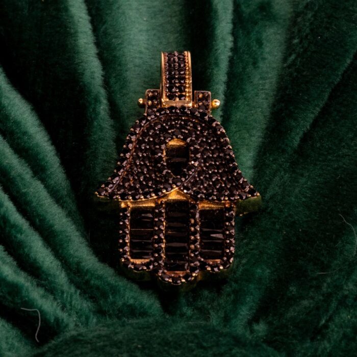 Hamsa-pequeno-circonias-negras-oro-amarillo-UNISEX-fondo-verde